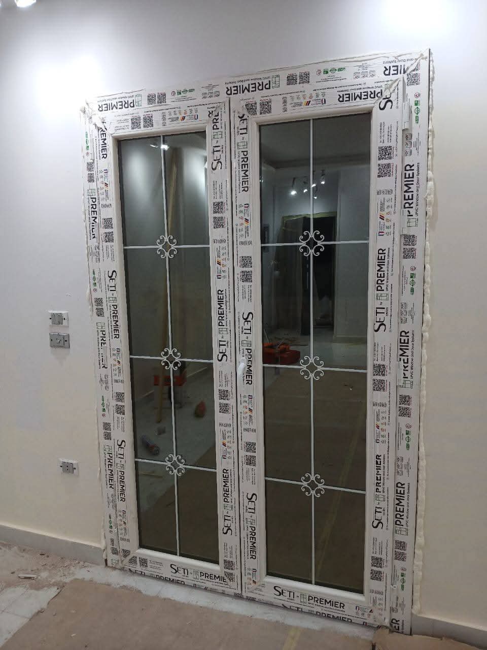 باب زجاجي UPVC بضلفتين مع زخرفة