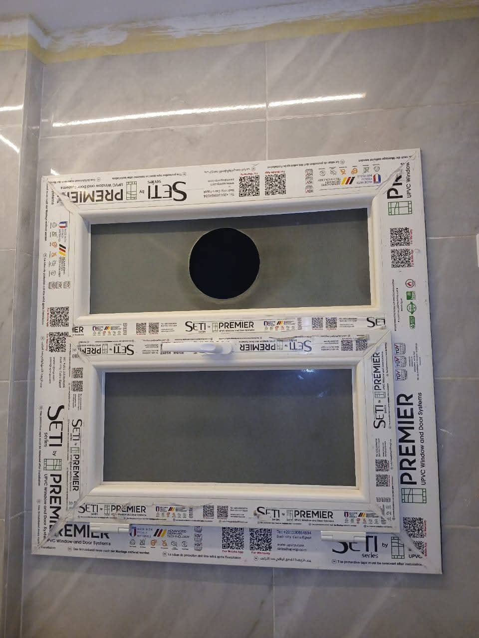 شباك حمام UPVC بفتحة شفاط