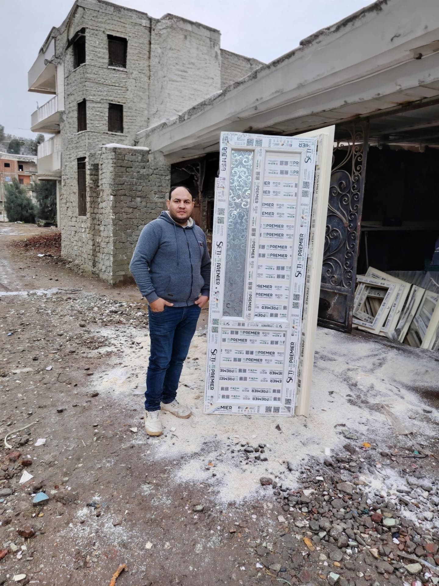 باب UPVC مصنّع بالمقاس أمام الورشة