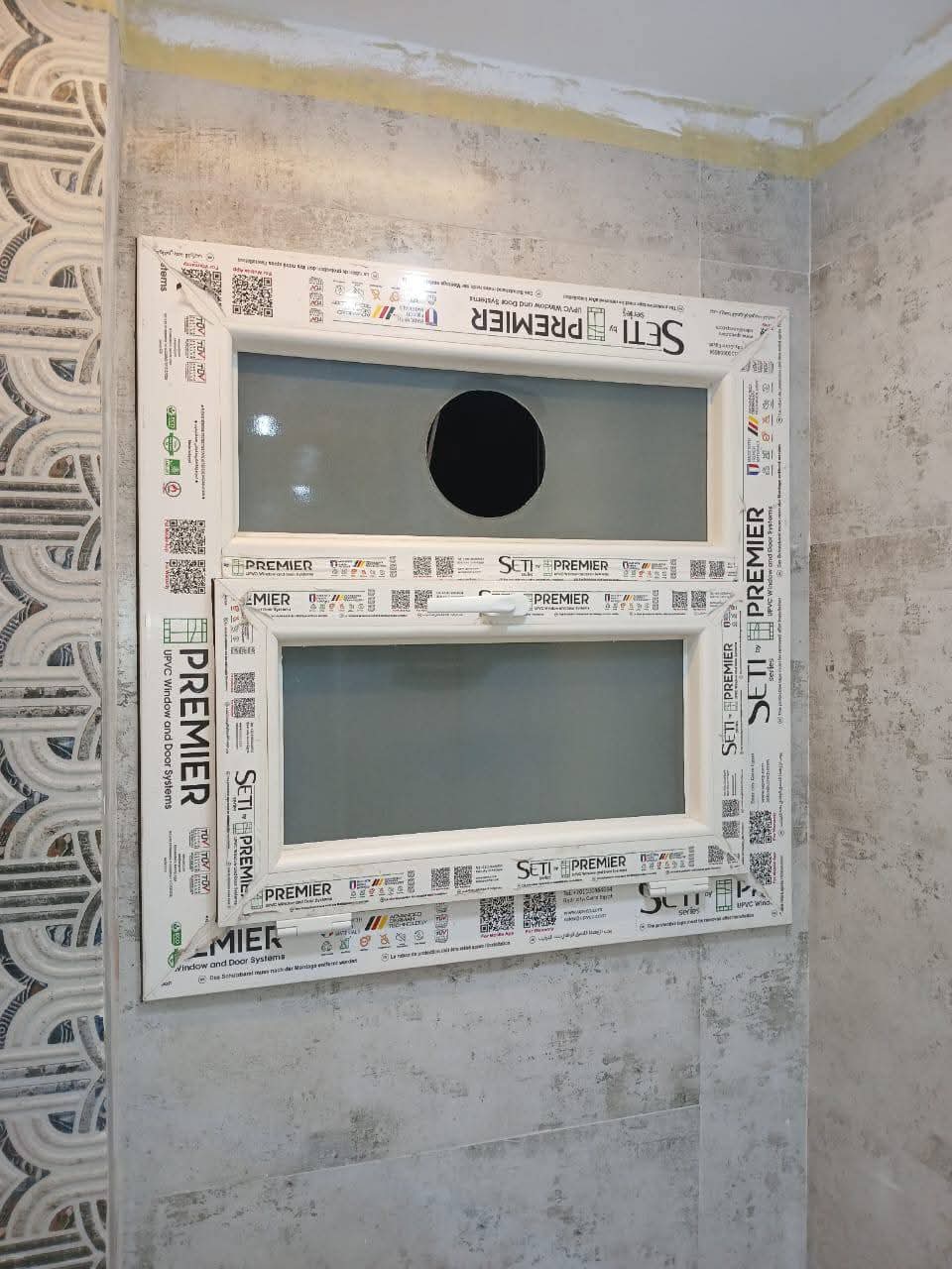 شباك UPVC مركّب على حائط سيراميك