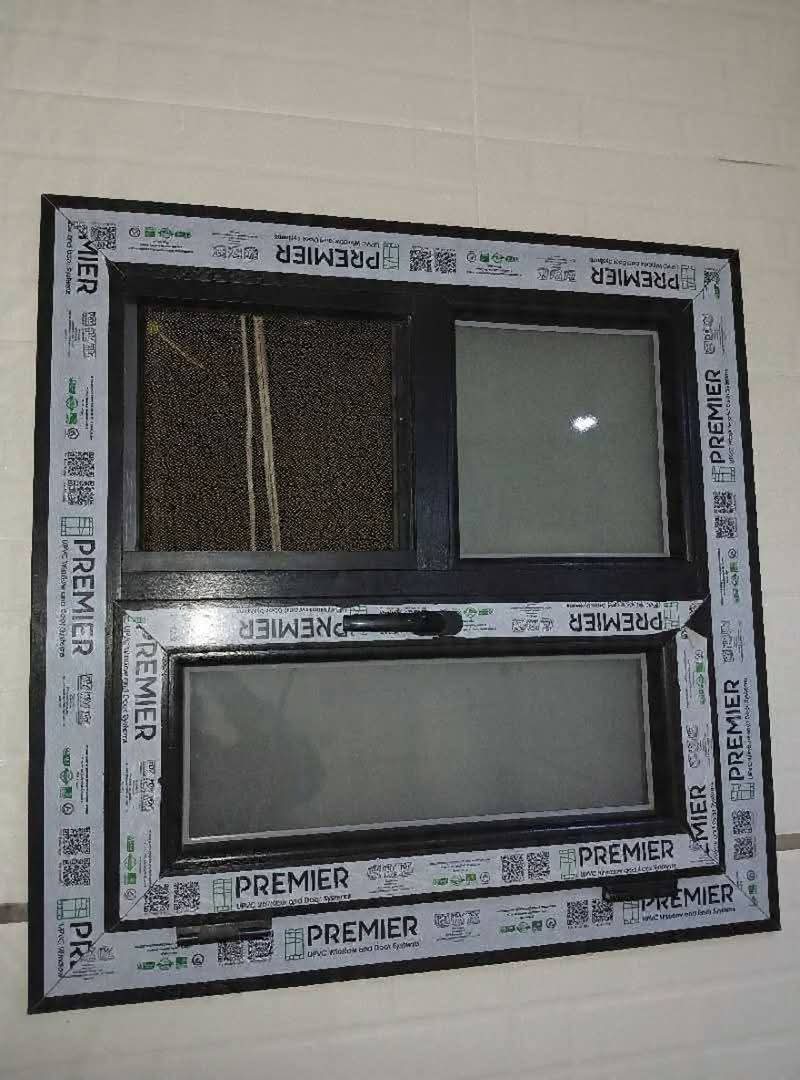 نافذة UPVC بإطار أسود مع سلك ضد الحشرات